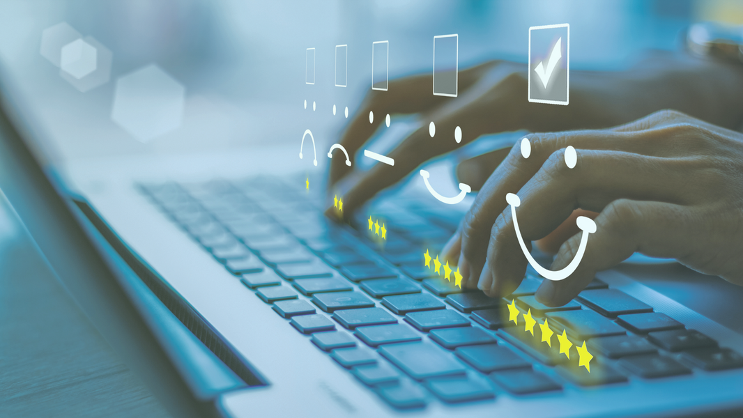 Sternebewertungen mit entsprechenden Smileys über einer Laptoptastatur