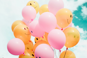 Bunte Luftballons mit Smileys drauf