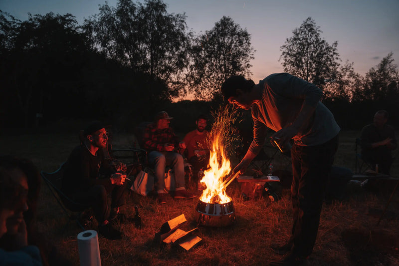 Personen machen ein Lagerfeuer