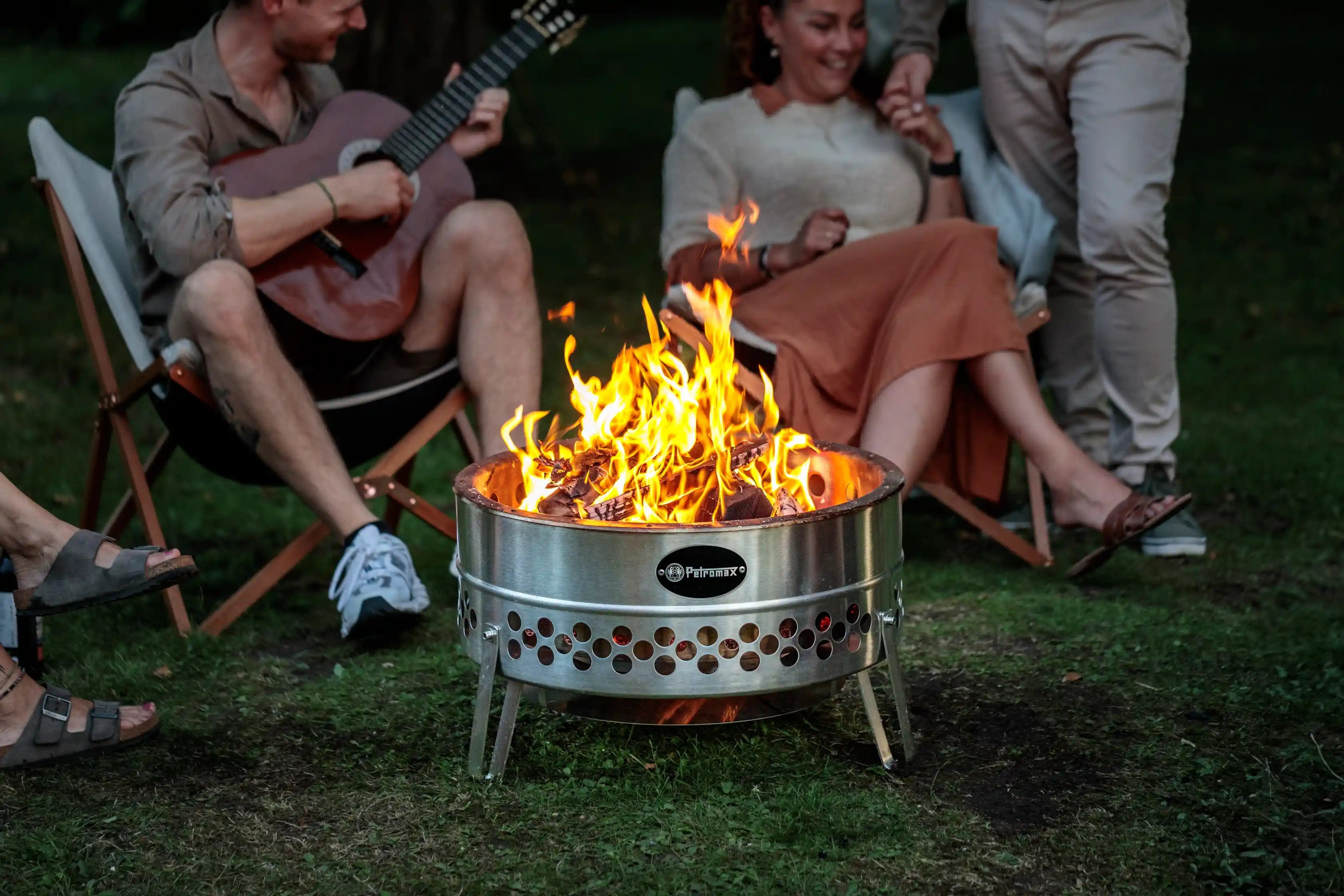 Feuerschale von Petromax, während Leute drum herum sitzen