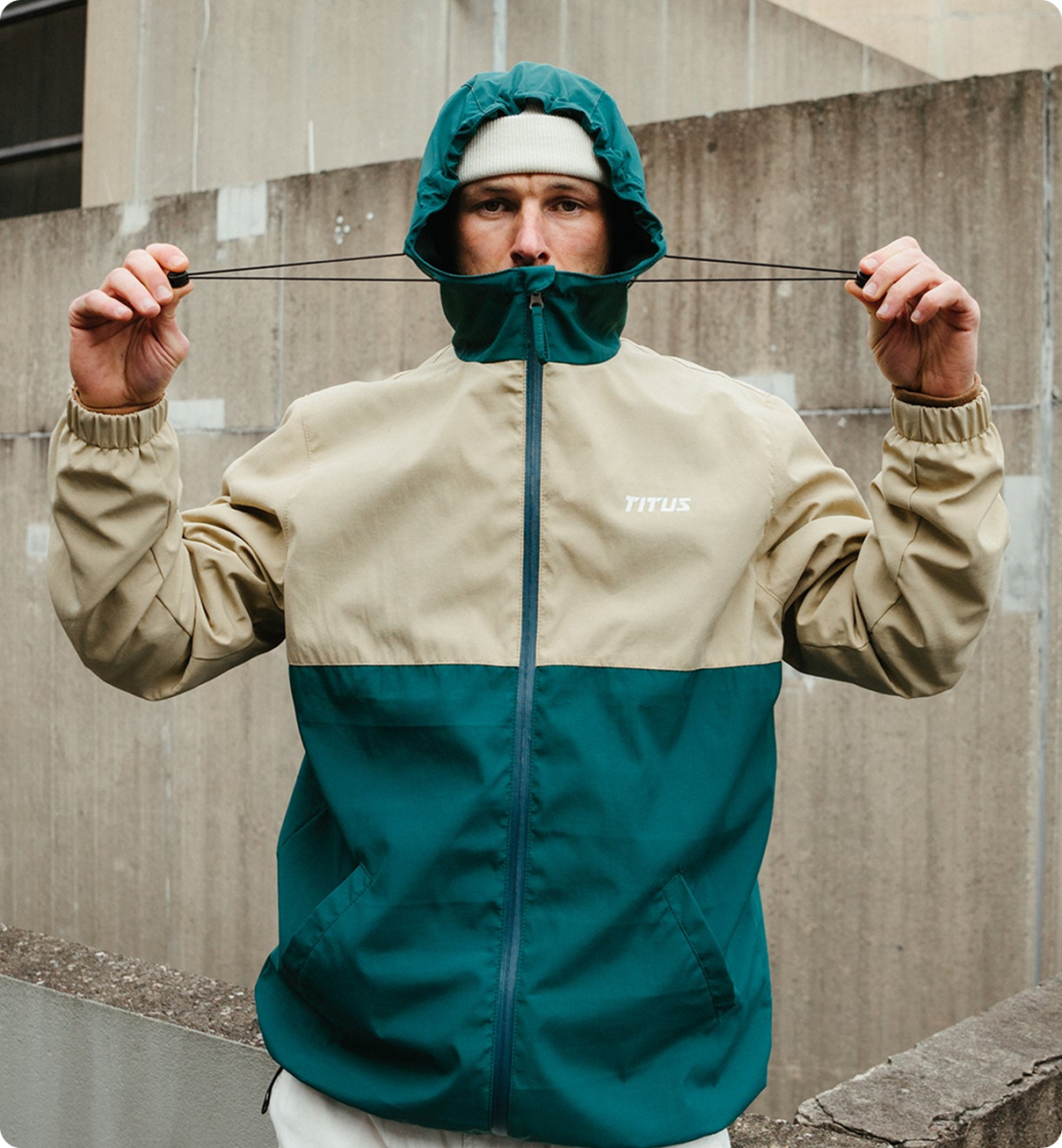 TITUS: Mann mit einer Jacke, beige und petrol