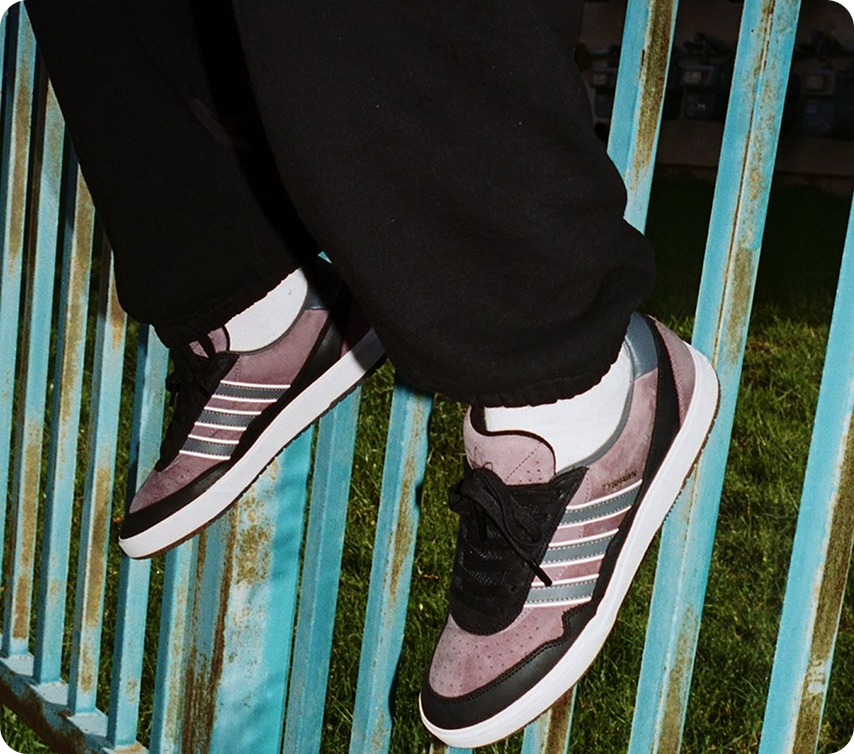 TITUS: Beine und Füße mit Sneaker in grau lila