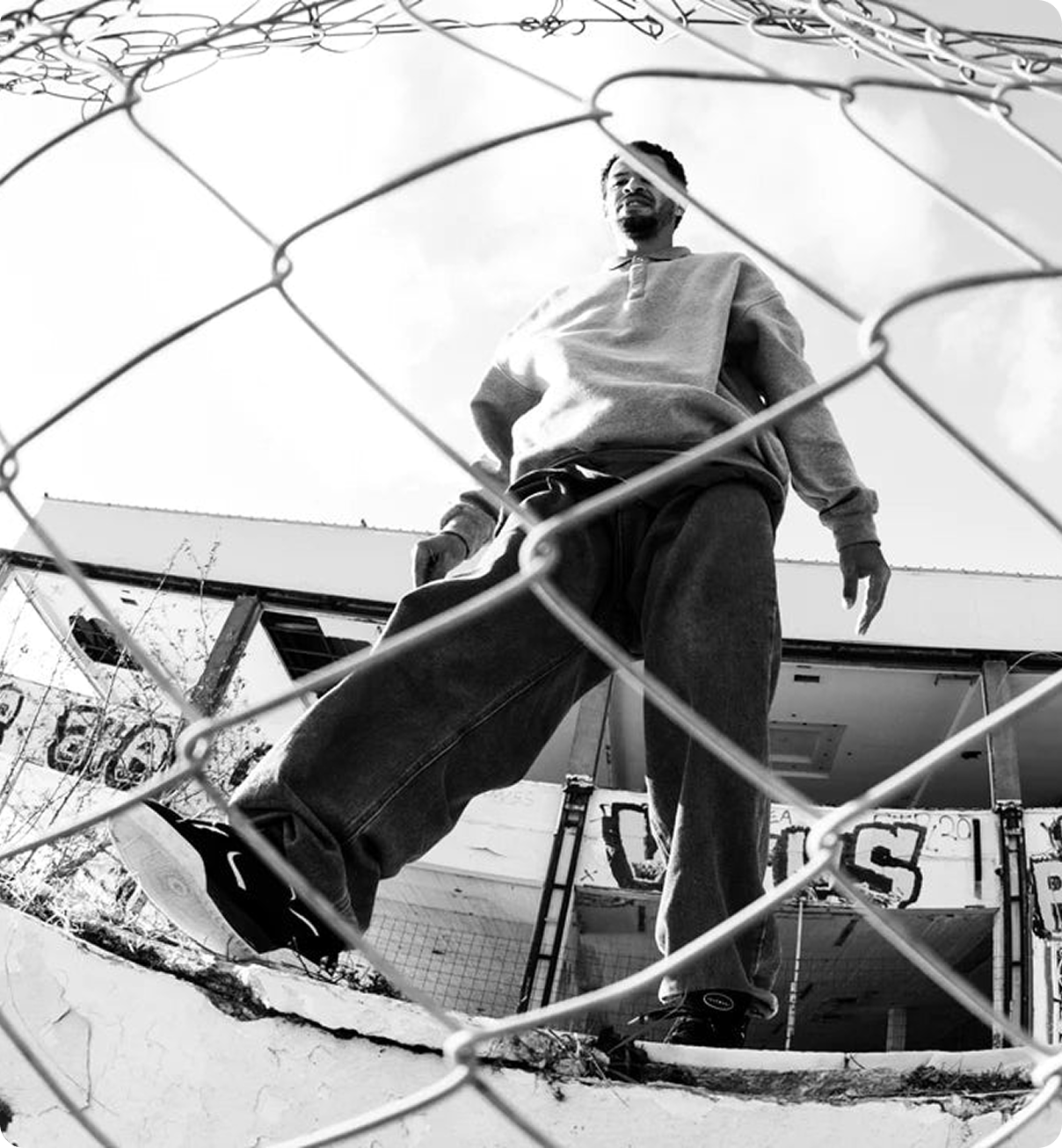 TITUS: Schwarz weißes Bild von einem Mann in einem Skeater-Park