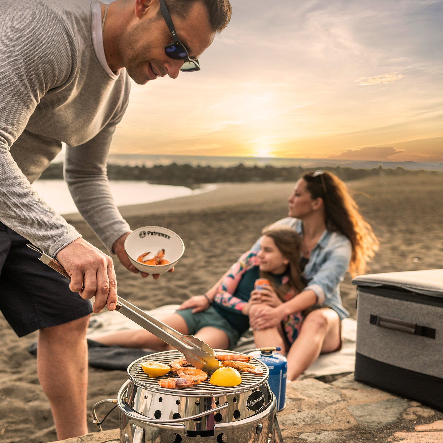 Familie grillt am Strand mit Petromax Grill