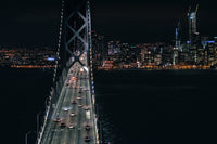 Shopify Migration besprechen – Luftaufnahme Brücke bei Nacht