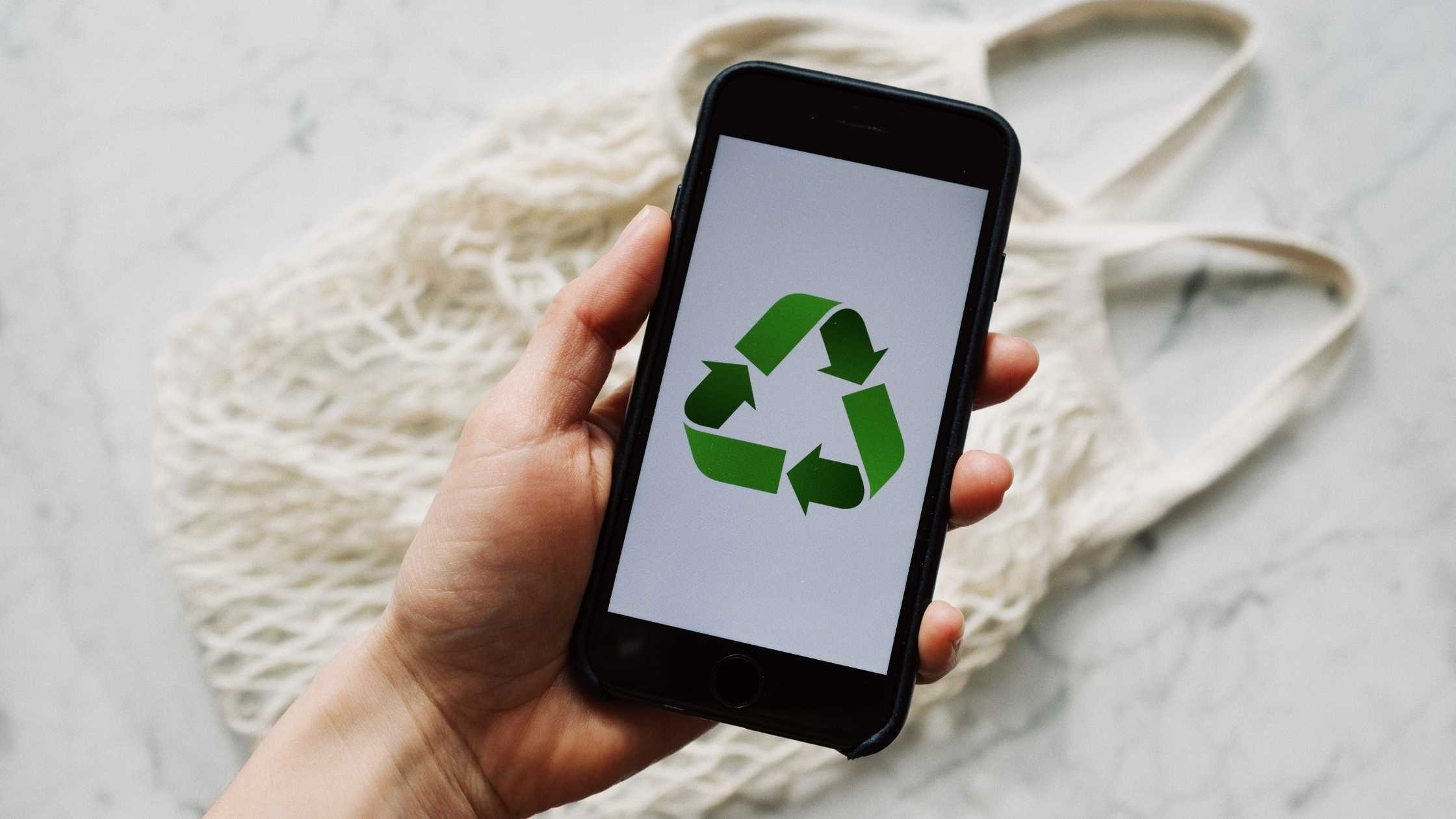 Nachhaltig wirtschaften – Smartphone mit Recyclingsymbol