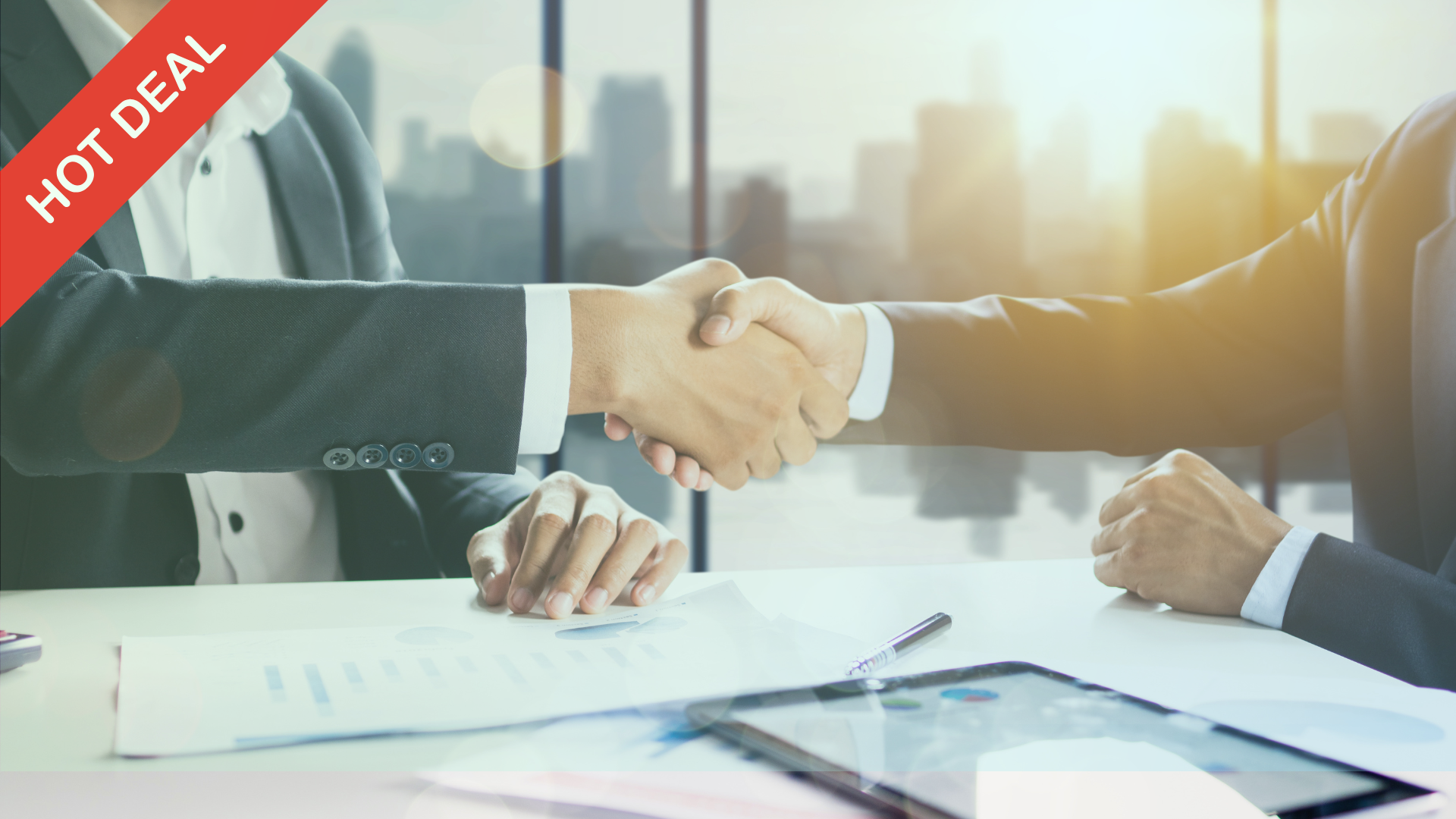 Händedruck zwischen zwei Geschäftsleuten; Hot Deal-Banner oben links