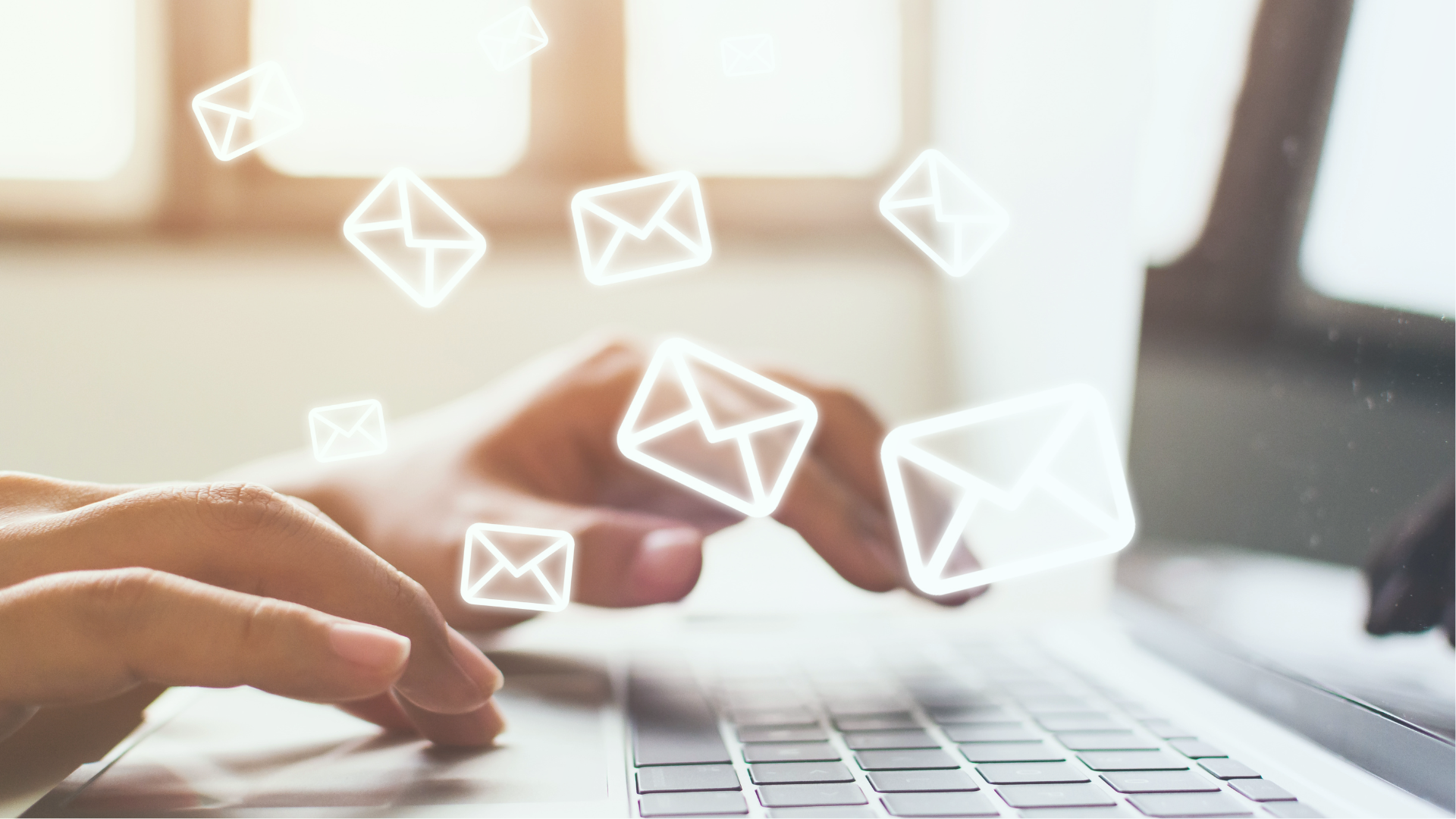 Person am tippen mit vielen Brief-Icons im Bild