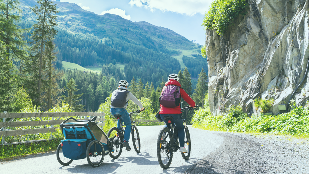 Zwei Personen fahren Fahrrad in Berg-/Waldlandschaft