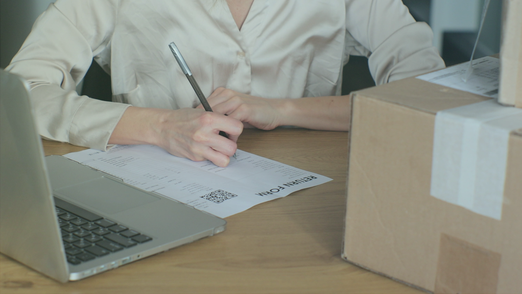 Frau füllt eine Retour Dokument aus