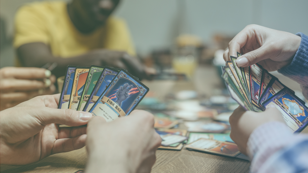 Personen am Karten spielen