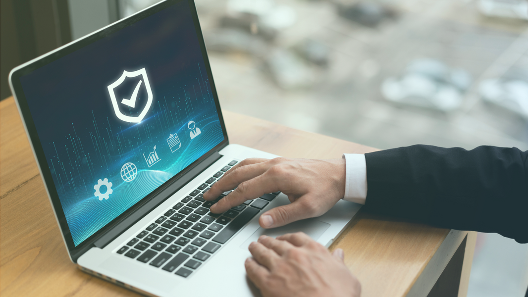 Laptop mit Datenschutz-Icons auf dem Bildschirm