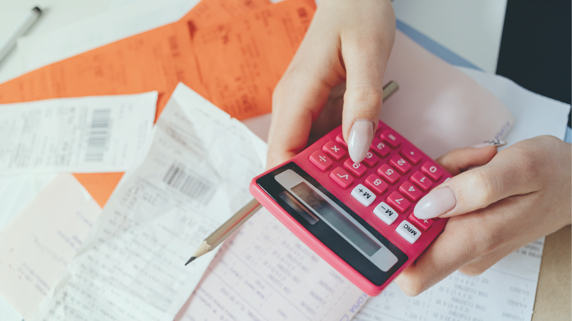 Person bedient Taschenrechner im Hintergrund Belege