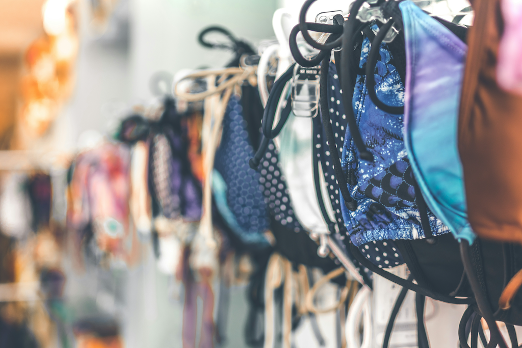 Bikinis hängen auf einer Kleiderstange zum Verkauf