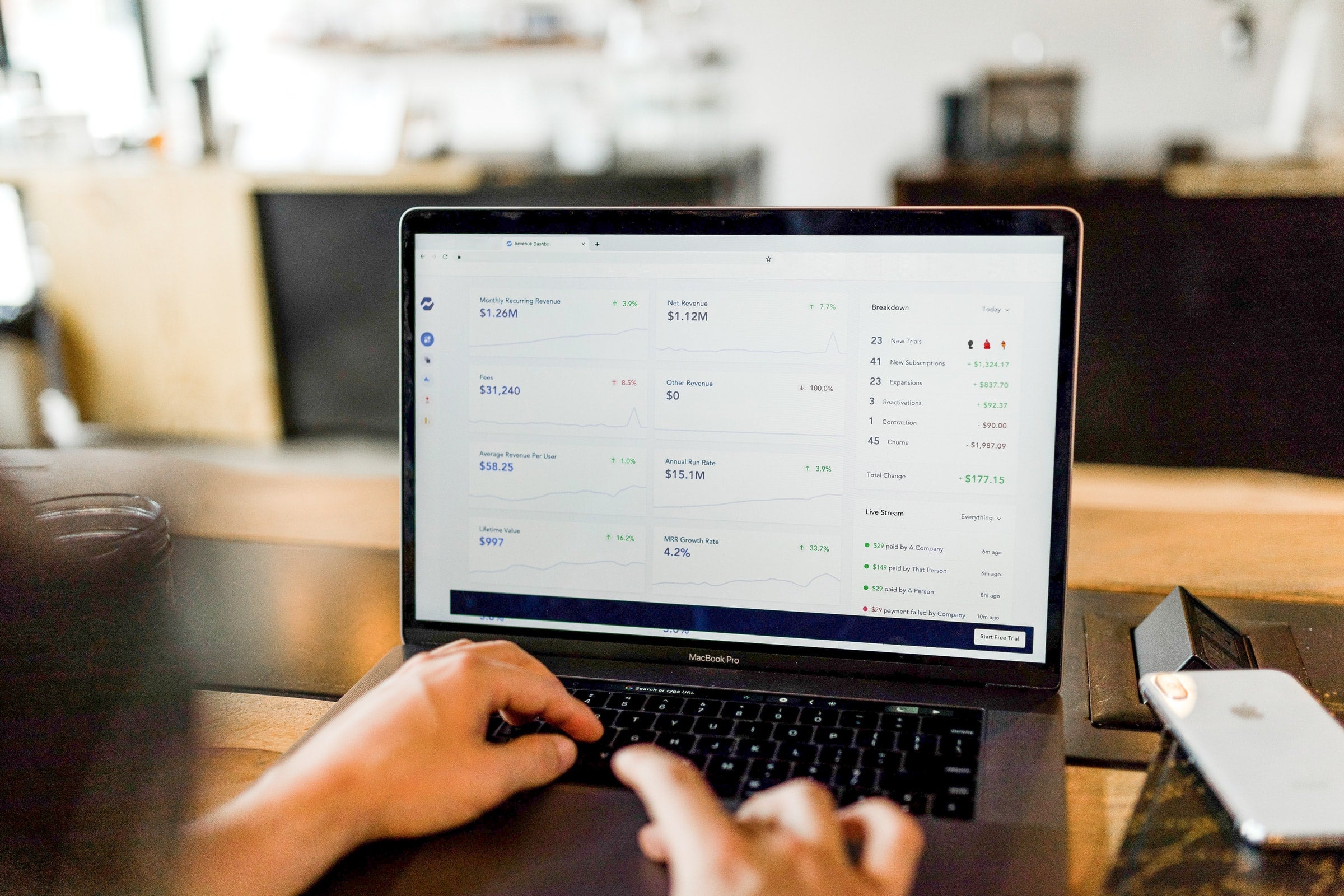 Person nutzt Laptop für Berichte