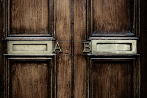 Tür mit den Buchstaben A und B am Briefkasten