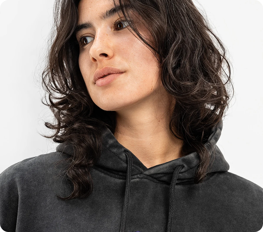 TITUS: Frau in einem grauen Hoodie